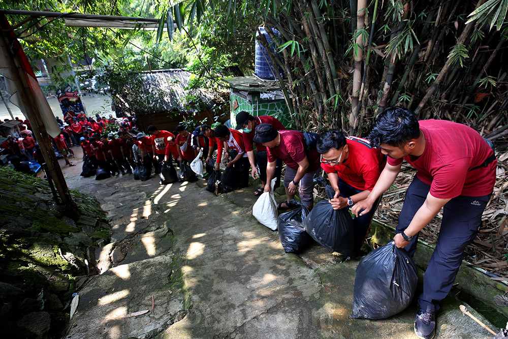  Jaga Kelestarian Ekosistem, Ratusan Karyawan CIMB Niaga Kompak Bersihkan Sungai Ciliwung