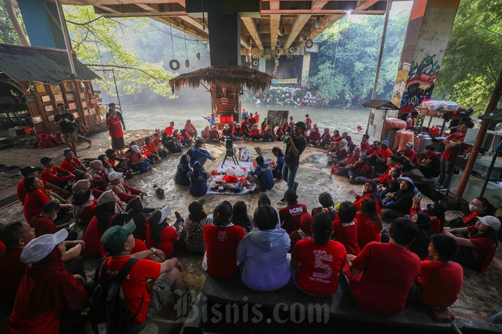  Aksi CIMB Niaga Bersihkan Ciliwung