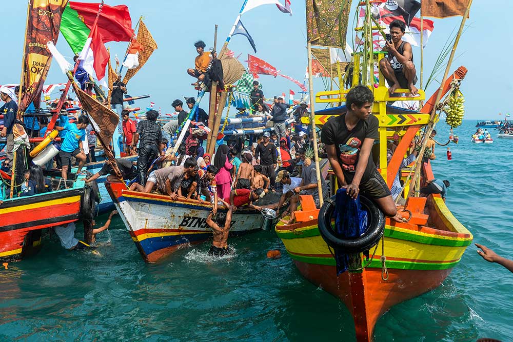  Ribuan Warga Ikuti Tradisi Ruwat Laut di Perairan Selat Sunda