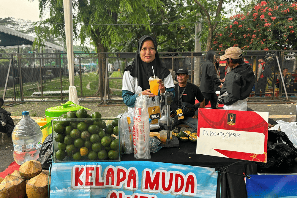  PNM Fasilitasi 50 Nasabah Mekaar Jualan di Stadion, Untung Berlipat!