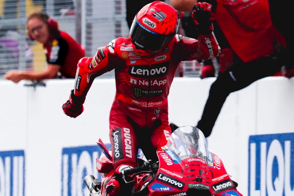  Marc Marquez Selebrasi Kemenangan MotoGP dengan Tarian Pacu Jalur Aura Farming di Atas Motor