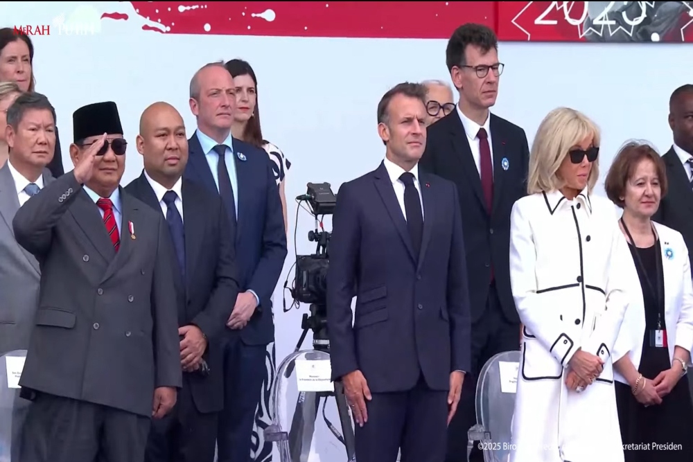  Momen akrab Prabowo dan Macron di Bastille Day, dari Pegang Tangan hingga Pelukan