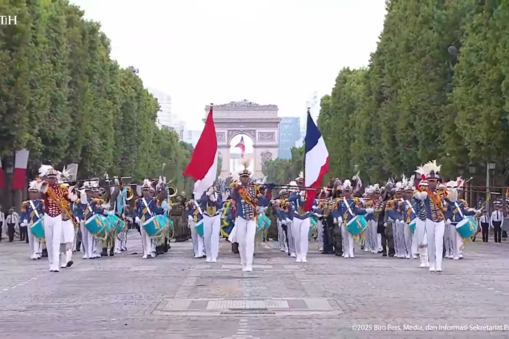  Kontingen TNI-Polri Tampil di Parade Militer Hari Bastille, Dapat Tepukan Meriah dari Macron