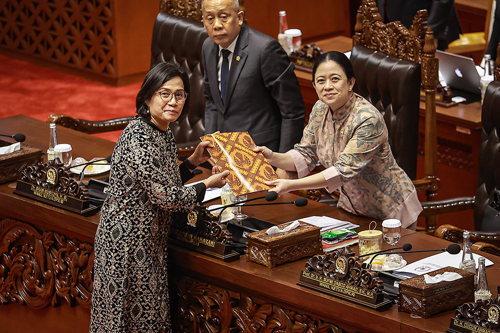  Sri Mulyani Serahkan Dokumen Tanggapan Pemerintah Kepada Puan Maharani Pada Rapat Paripurna DPR