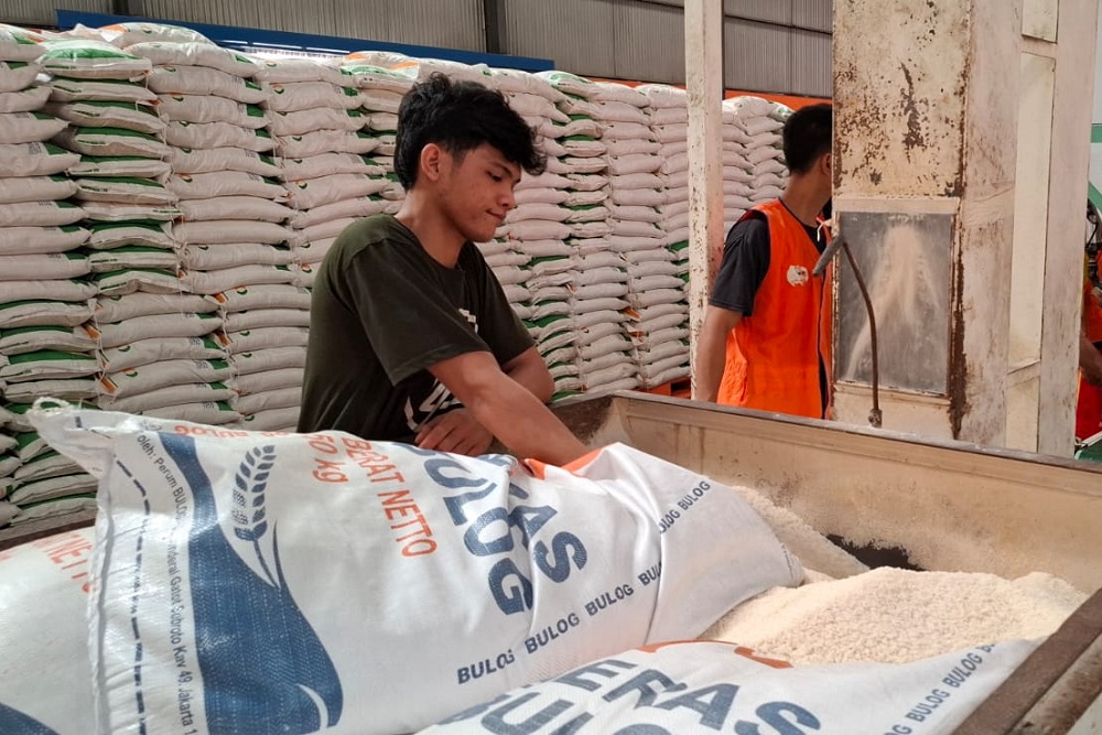 Bulog Indramayu Uji Kualitas Beras Sebelum Disalurkan ke Penerima Bantuan