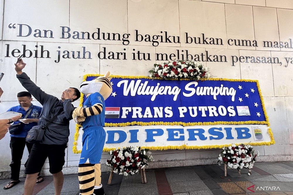  Cara Unik Persib Kenalkan Pemain Baru Lewat Karangan Bunga