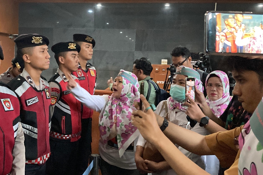  Ibu-ibu 'Demo' di PN Jakpus, Minta Masuk Ruang Sidang Vonis Tom Lembong