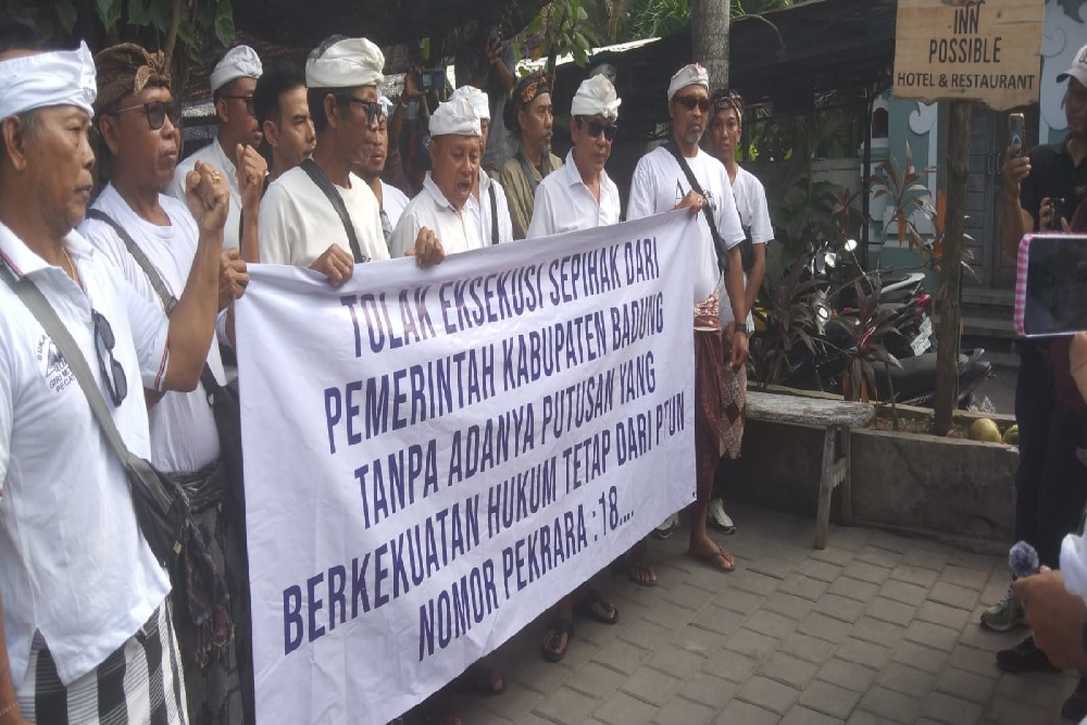  Vila Ilegal di Pantai Bingin Dibongkar Satpol PP