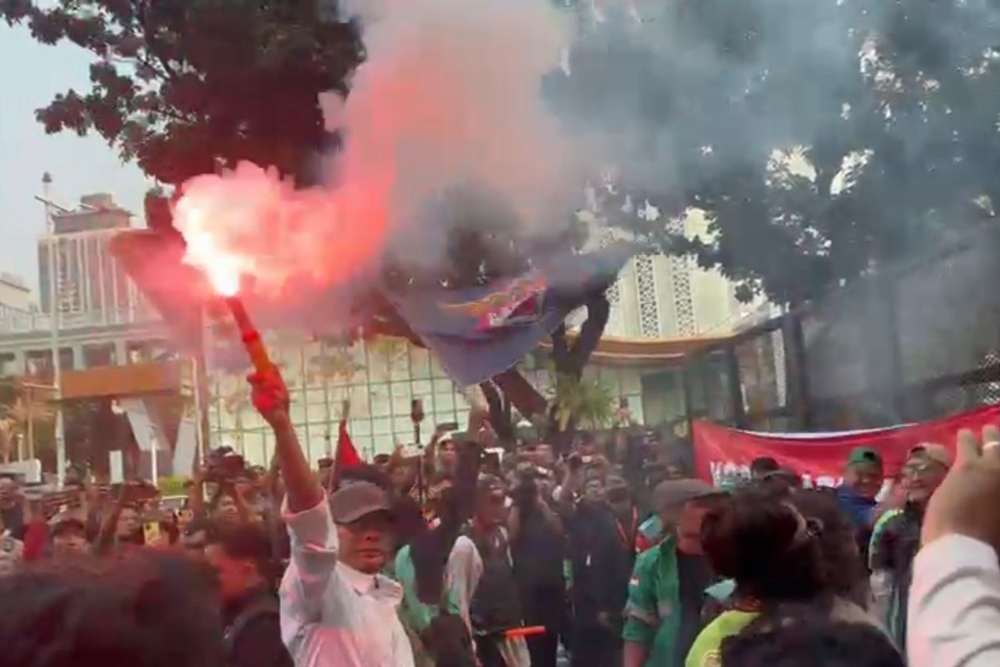  Ricuh, Demo Ojol Ditolak Istana dan Dipukul Mundur Polisi