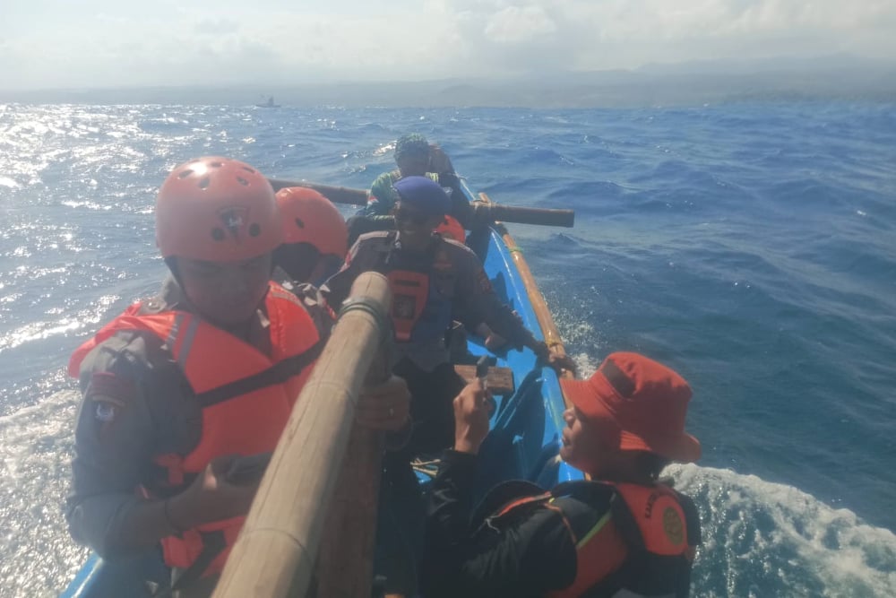 Pencarian dua mahasiswa Ikopin yang hilang terseret ombak di Pantai Puncak Guha, Garut, Jawa Barat oleh Tim SAR pada Senin (21/7/2025). / dok Istimewa