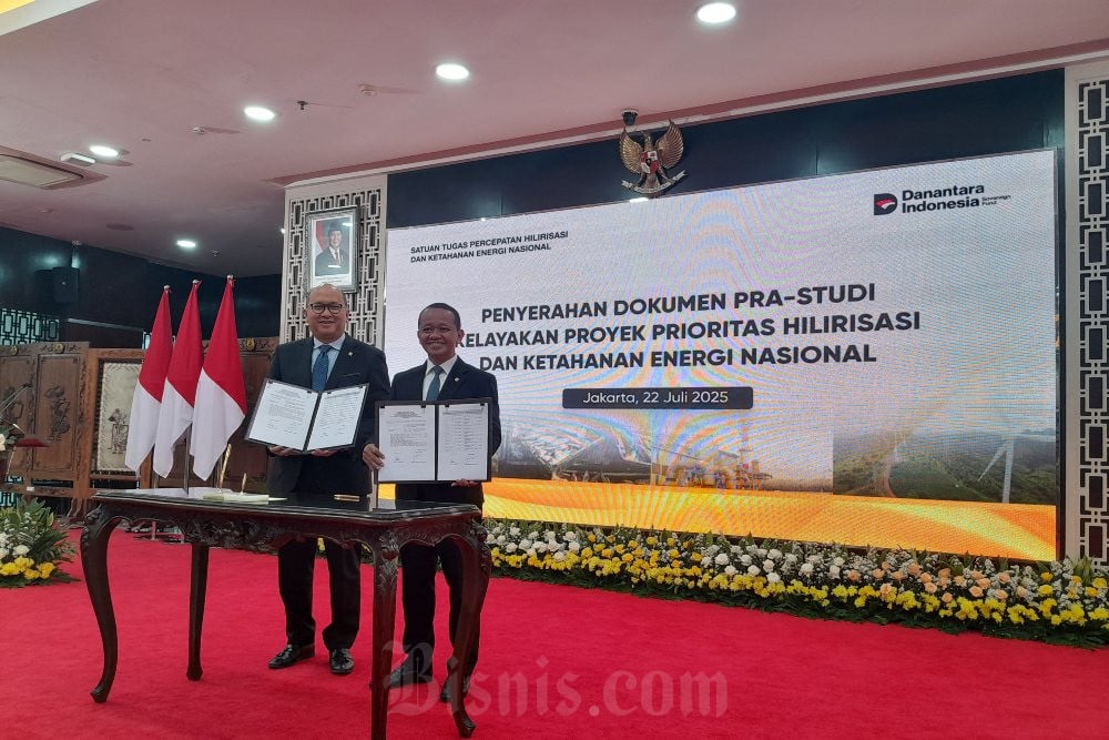 CEO Danantara Rosan Perkasa Roeslani dan Ketua Satuan Tugas (Satgas) Percepatan Hilirisasi dan Ketahanan Energi Nasional Bahlil Lahadalia dalam acara penyerahan dokumen pra studi kelayakan proyek prioritas hilirisasi dan ketahanan energi nasional di Kantor Kementerian Energi dan Sumber Daya Mineral (ESDM), Selasa (22/7/2025)./Bisnis-Mochammad Ryan H