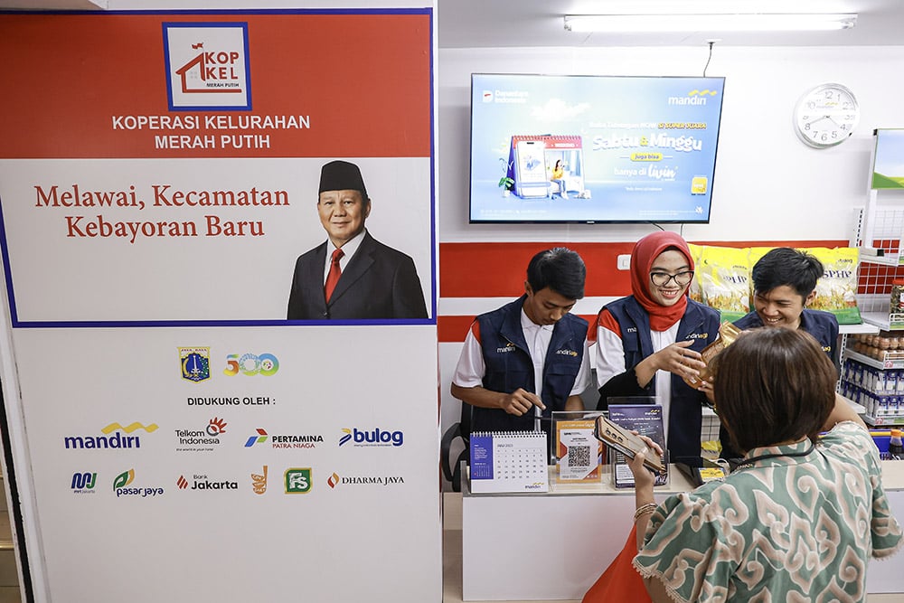 Petugas melayani pembeli di gerai Koperasi Kelurahan Merah Putih Melawai, Blok M, Kebayoran Baru, Jakarta, Senin (21/7/2025). ANTARA FOTO/Dhemas Reviyanto