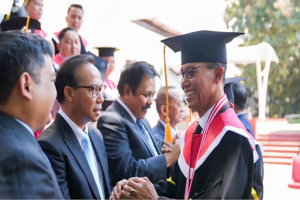 Kepala BP Batam Amsakar Achmad meraih gelar Doktor di IPDN. / Istimewa
