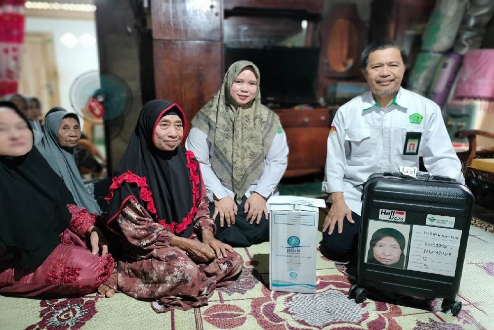 Penyerahan koper dan air zamzam milik jemaah yang hilang di Tanah Suci asal Pagar Alam, Sumatra Selatan./ Kemenag Sumsel.