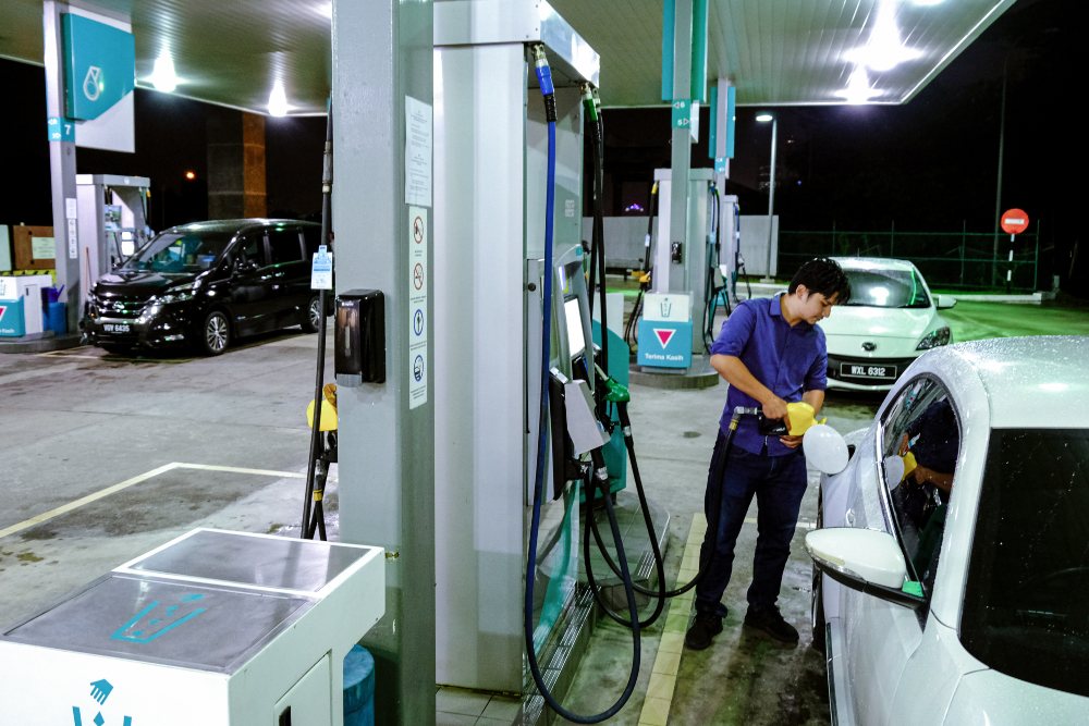  Harga BBM di Malaysia Turun jadi Rp7.680 per Liter, Lebih Murah dari Indonesia