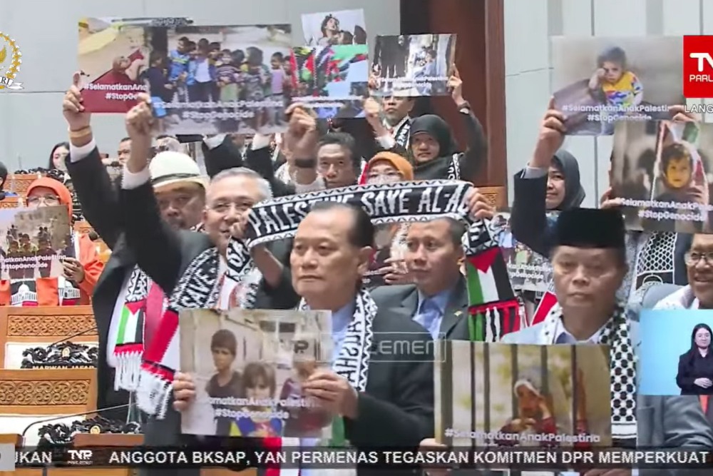  Momen Anggota Dewan Angkat Poster Dukungan untuk Palestina di Rapat Paripurna
