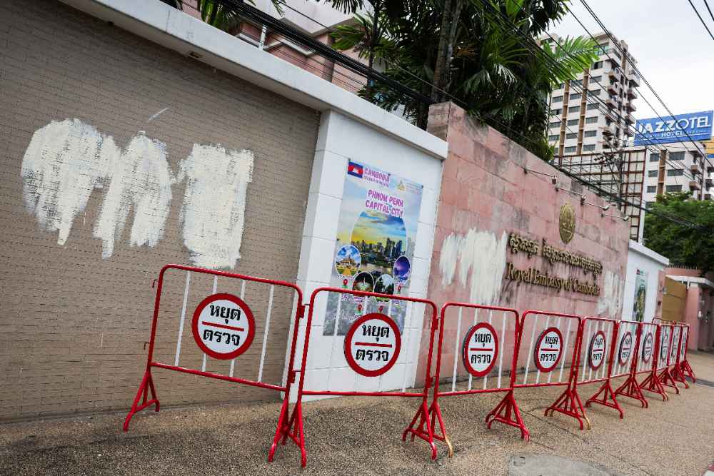  Konflik Perbatasan Kamboja-Thailand Memanas! Saling Serang Roket Terlihat di Udara
