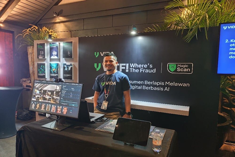 Booth yang menerangkan bahaya deepfake, serta memperkenalkan layanan edukasi Vida, What's The Fraud Hub di Jakarta (24/07/25)