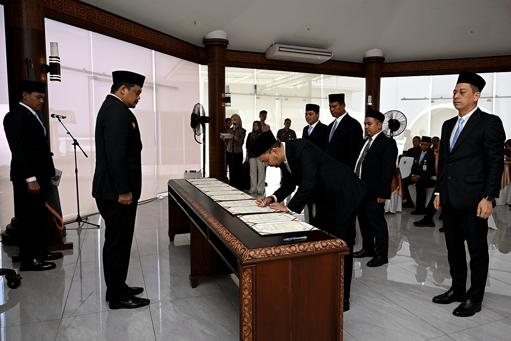  Bobby Lantik Direksi dan Komisaris Dua BUMD, Minta Rencana Dorong PAD