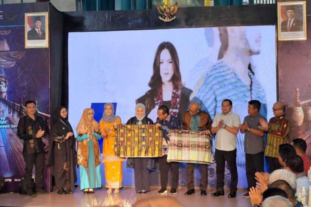 Pembukaan pameran Karya Kreatif Sulawesi Selatan (KKS) yang berlangsung di Mal Ratu Indah Kota Makassar pada 24 - 27 Juli 2025./Bisnis-Nugroho Nafika Kassa.