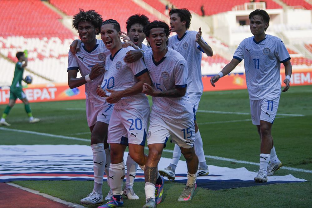 Pesepak bola Timnas U-23 Filipina Javier Alessandro Mariona (kedua kiri) melakukan selebrasi bersama rekan timnya usai mencetak gol ke gawang Timnas U-23 Vietnam dalam pertandingan semifinal Piala AFF U-23 2025 di Stadion Utama Gelora Bung Karno (SUGBK), Senayan, Jakarta, Jumat (25/7/2025). Timnas U-23 Vietnam berhasil melaju ke babak final usai mengalahkan Timnas U-23 Filipina dengan skor 2-1. ANTARA FOTO/Muhammad Adimaja/tom.