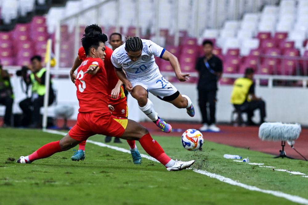 Pesepak bola Timnas U-23 Vietnam Ly Duc Pham (kiri) menghalau pesepak bola Timnas U-23 Filipina Javier Alessandro Mariona (kanan) dalam pertandingan semifinal Piala AFF U-23 2025 di Stadion Utama Gelora Bung Karno (SUGBK), Senayan, Jakarta, Jumat (25/7/2025). Timnas U-23 Vietnam berhasil melaju ke babak final usai mengalahkan Timnas U-23 Filipina dengan skor 2-1. ANTARA FOTO/Muhammad Adimaja/tom.