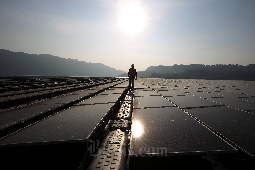  Dorong Transisi Energi, PLN Pasang PLTS di Keramba Nelayan Danau Ranu Pasuruan