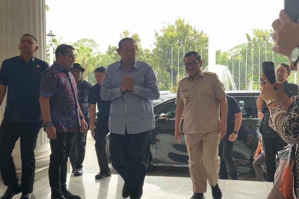  SBY Sambangi Balai Kota Jakarta, Dampingi Seniman Asal Berlin Melukis Monas