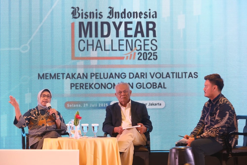 Deputi Bidang Ekonomi dan Transformasi Digital, Kementerian PPN/Bappenas Vivi Yulaswati (dari kiri) bersama dengan Wakil Ketua Dewan Pengawas Masyarakat Energi Terbarukan Indonesia (METI) Herman Darnel Ibrahim dan GM Konten Bisnis Indonesia Surya Mahendra saat diskusi panelis sesi IV bertema Penerapan ESG Mendorong Keberlanjutan Ekonomi Indonesia dalam acara Bisnis Indonesia Midyear Challenges 2025 di Jakarta, Selasa (29/7/2025). JIBI/Bisnis/Eusebio Chrysnamurti