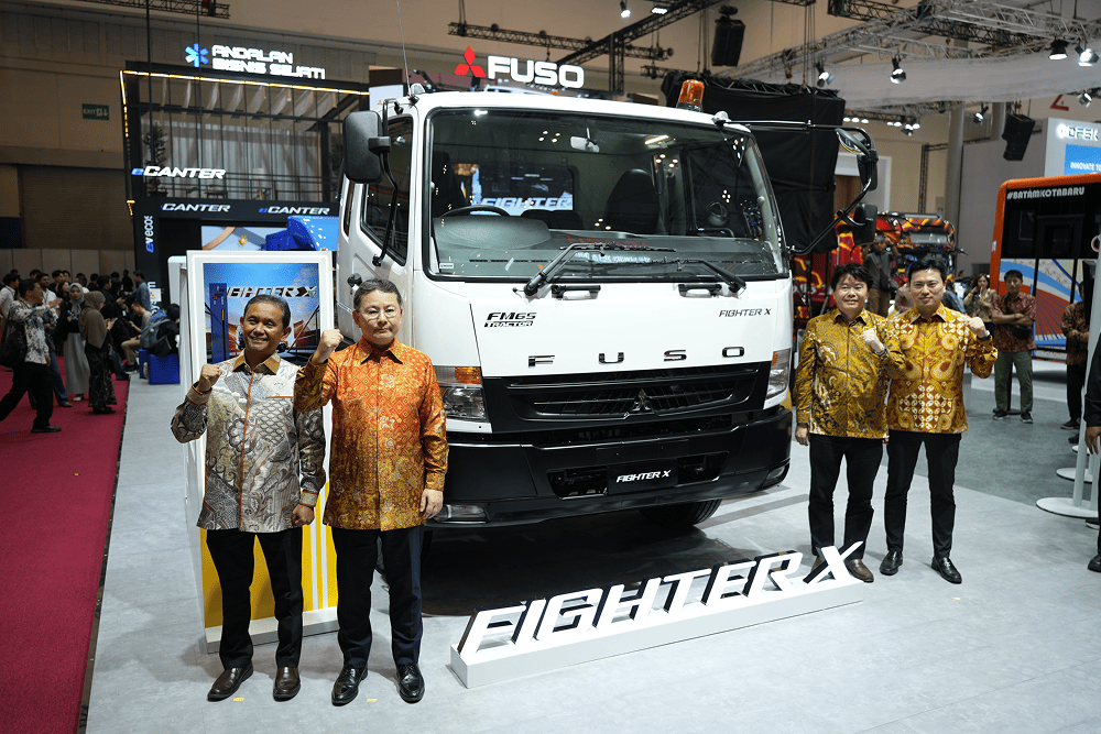  Fuso Hadirkan Truk Mobile Charging eCanter & Tractor Head di GIIAS 2025