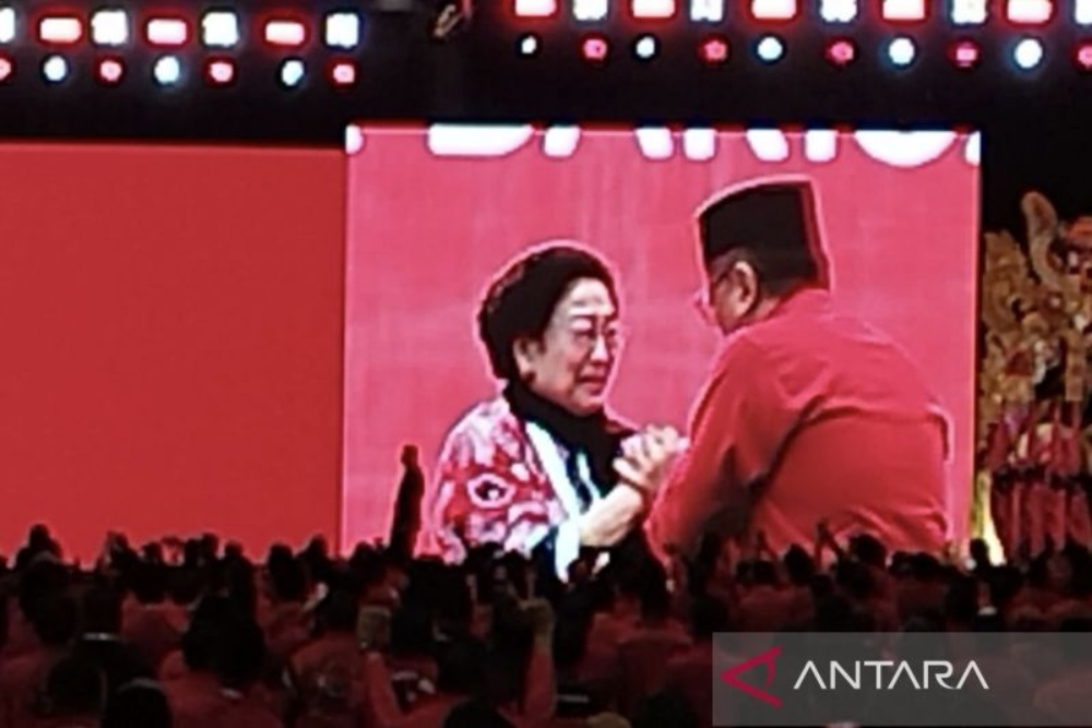  Tangis Megawati Pecah Kala Hasto Tiba-tiba Datang ke Kongres VI PDIP