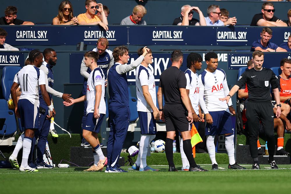 Pemain dan pelatih Tottenham Hotspur. Dalam laga uji coba, Tottenham akan berhadapan dengan Newcastle United di Seoul, Minggu (3/8/2025). Prediksi Skor Tottenham vs Newcastle, prediksi skor tottenham Hotspur vs newcastle united/Reuters