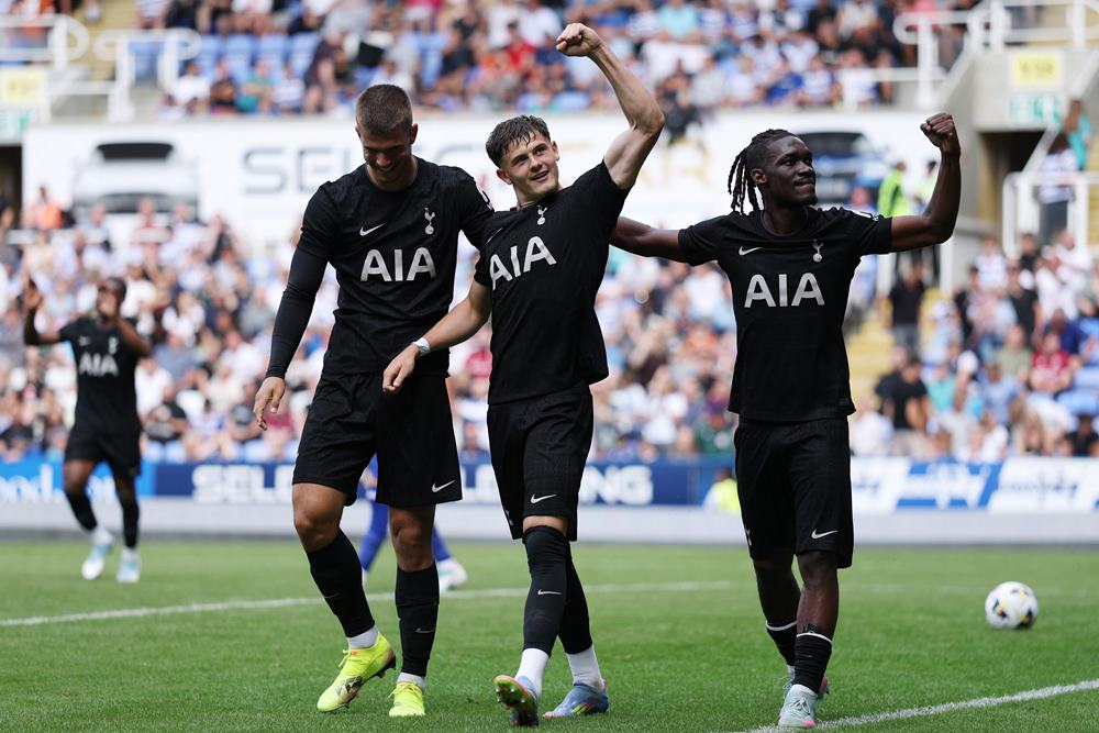 Tim Tottenham Hotspur menjalani laga melawan Newcastle United dalam pertandingan uji coba. /Reuters/John Sibley