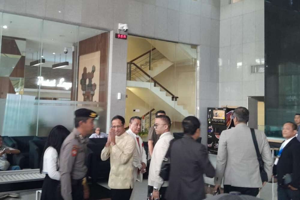 Eks Mendikbudristek Nadiem Makarim dipanggil oleh KPK karena kasus korupsi pengadaan chromebook di Kemendikbudristek. Nadiem datang ditemani pengacara Hotman Paris/Sulthon