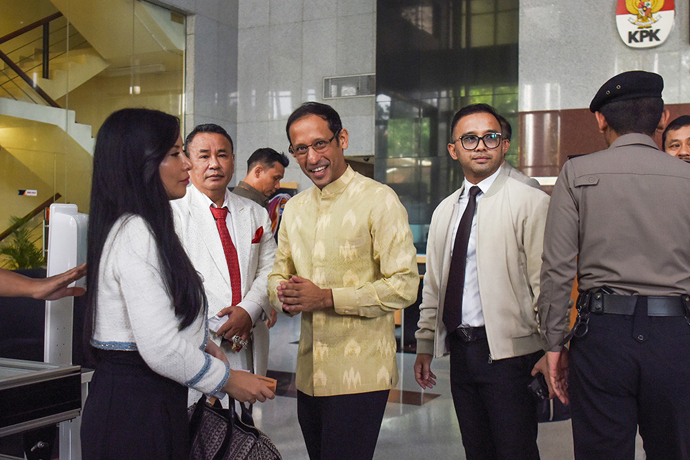 Mantan Menteri Pendidikan, Kebudayaan, Riset dan Teknologi Nadiem Makarim (tengah) didampingi kuasa hukum Hotman Paris Hutapea (kedua kiri) di gedung Merah Putih KPK, Jakarta, Kamis (7/8/2025). ANTARA FOTO/Indrianto Eko Suwarso