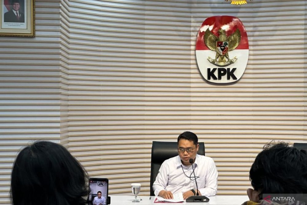 Pelaksana Tugas Deputi Penindakan dan Eksekusi Komisi Pemberantasan Korupsi Asep Guntur Rahayu saat memberikan keterangan di Gedung Merah Putih KPK, Jakarta, Kamis (7/8/2025). (ANTARA/Rio Feisal)