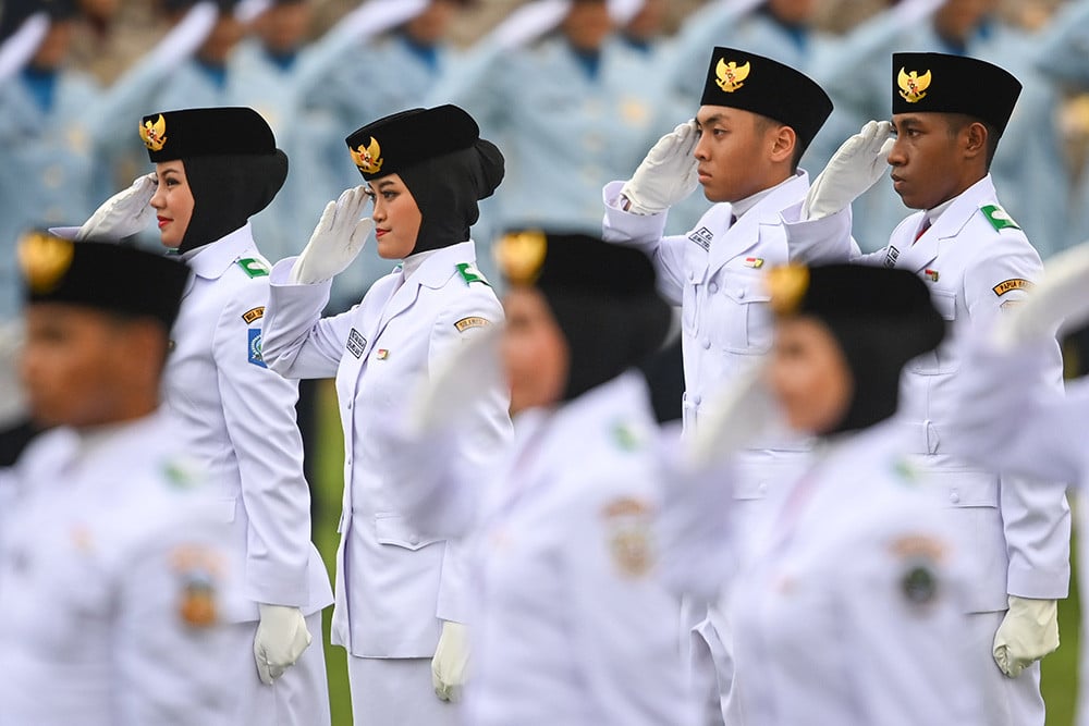 Sejumlah anggota Paskibraka 2024 melaksanakan sikap hormat kepada duplikat Bendera Pusaka yang dikibarkan dalam upacara Peringatan Detik-detik Proklamasi Kemerdekaan Republik Indonesia (RI) di lapangan upacara Istana Negara Ibu Kota Nusantara (IKN), Penajam Paser Utara, Kalimantan Timur, Sabtu (17/8/2024). ANTARA FOTO/Hafidz Mubarak A