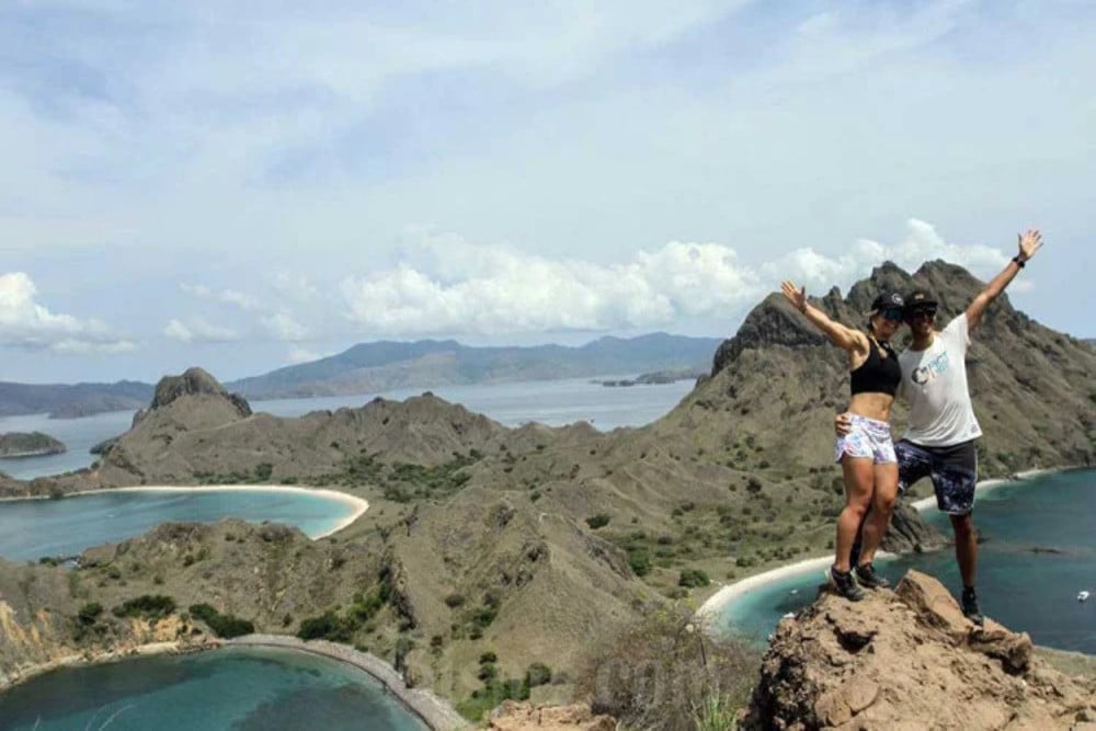 Wisatawan beraktivitas di Pulau Padar, Manggarai Barat, Nusa Tenggara Timur, Senin (7/11/2022). Pulau Padar merupakan salah satu pulau terbesar di Taman Nasional Komodo yang menawarkan panorama alam dengan gugusan bukit artistik, hamparan pasir putih dan birunya laut. Bisnis/Fanny Kusumawardhani