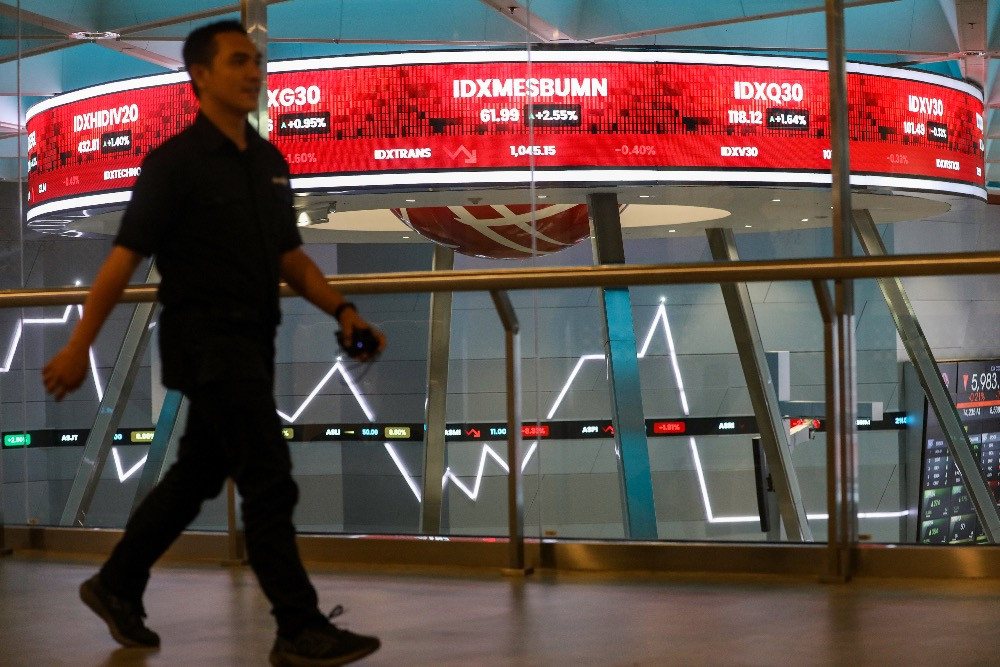 Karyawan beraktivitas di depan layar monitor yang menampilkan Indeks Harga Saham Gabungan (IHSG) di PT Bursa Efek Indonesia, Jakarta, Rabu (09/04/2025)./JIBI/Bisnis/Eusebio Chrysnamurti
