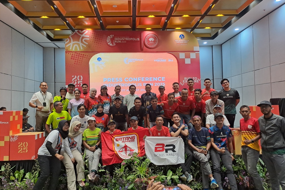 Corporate Secretary KEK Industropolis Batang, M. Burhan Murtaki (baris ketiga tengah) berfoto bersama perwakilan Pemerintah Kabupaten Batang, sponsor, serta komunitas pelari usai menggelar konferensi pers pengumuman Industropolis Run 2025 pada Kamis (7/8/2025). /Bisnis-Muhammad Faisal Nur Ikhsan.