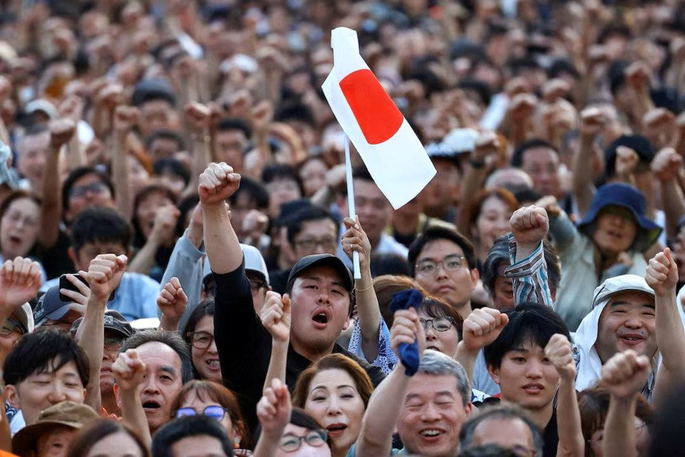 Para pendukung partai Sanseito mengangkat kepalan tangan mereka selama tur kampanye pemilu Sanseito, pada hari terakhir kampanye untuk pemilihan majelis tinggi 20 Juli, di Taman Shiba di Tokyo, Jepang 19 Juli 2025./REUTERS-Issei Kato
