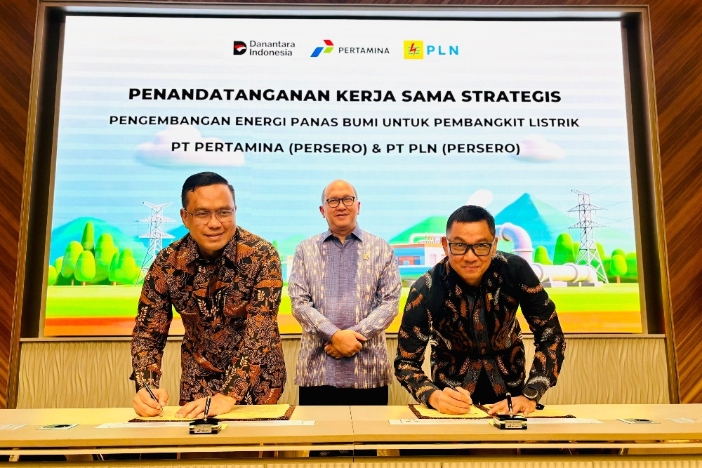 CEO BPI Danantara, Rosan P. Roeslani (tengah) menyaksikan penandatanganan Nota Kesepahaman terkait pengembangan energi panas bumi untuk pembangkit listrik antara Direktur Utama PLN, Darmawan Prasodjo (kanan) dan Direktur Utama Pertamina, Simon Aloysius Mantiri (kiri) di Wisma Danantara, Jakarta pada Selasa (5/8/2025)./ Istimewa - Humas PLN