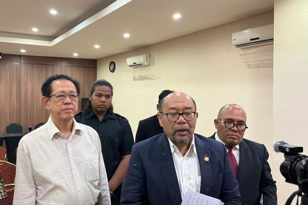 Kepala Badan Advokasi & Perlindungan Anggota DPP REI Adri Istambul Lingga Gayo (tengah) dan Presiden Direktur PT Metropolitan Kentjana Tbk. Husin Widjajakusuma (kiri) dalam konferensi pers di Jakarta Selatan, Jumat (8/8/2025). - BISNIS/Reyhan Fernanda Fajarihza