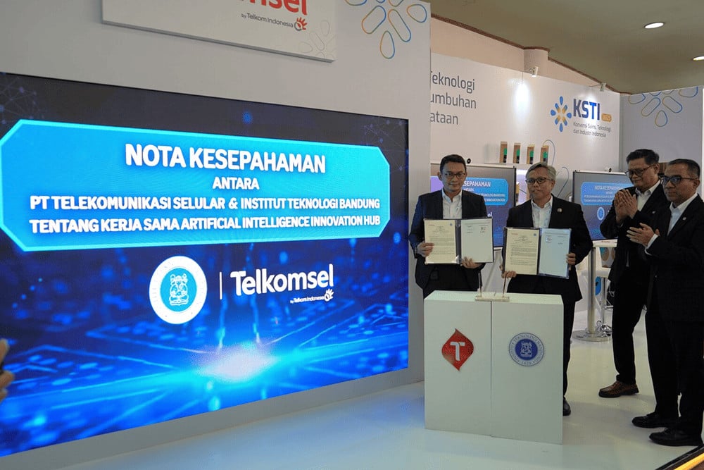 Penandatanganan Nota Kesepahaman terkait pembentukan Artificial Intelligence (AI) Innovation Hub dilakukan oleh Direktur Network Telkomsel Indra Mardiatna yang mewakili Direktur Utama Telkomsel Nugroho dan Rektor ITB Prof. Dr. Ir. Tatacipta Dirgantara