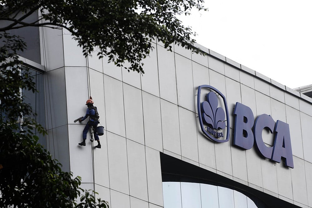 Pekerja beraktivitas di dekat logo milik PT Bank Central Asia Tbk di Jakarta. Bisnis/Himawan L Nugraha