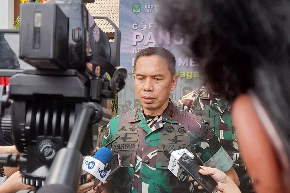 Panglima Komando Daerah Militer Jayakarta (Pangdam Jaya) Mayor Jenderal TNI Deddy Suryadi memberi keterangan kepada wartawan terkait sejumlah program yang akan dijalankan Kodam Jayakarta./Bisnis-Stefanus Arief Setiaji
