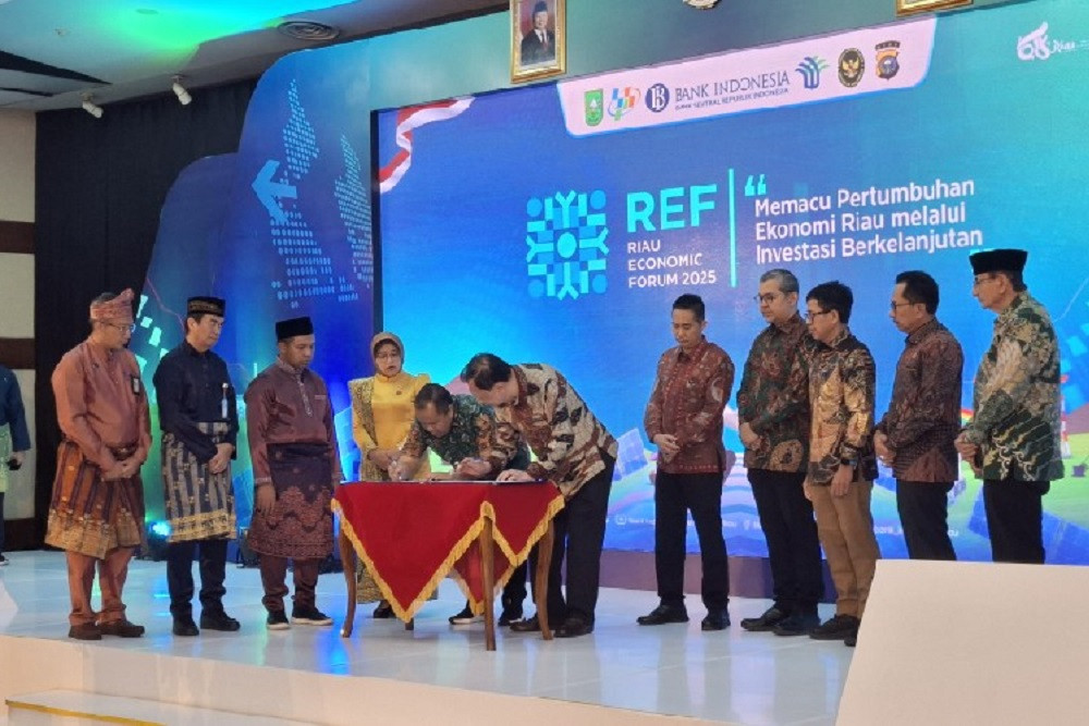 Penandatanganan MoU komitmen investasi pabrik gula dan perkebunan tebu di Riau, saat momen Riau Economic Forum 2025, Jumat (8/8/2025). /Bisnis-Arif Gunawan