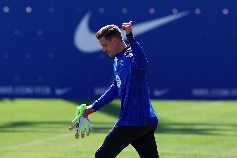 Kiper Barcelona Marc-Andre ter Stegen saat latihan./ REUTERS-Albert Gea-File Photo