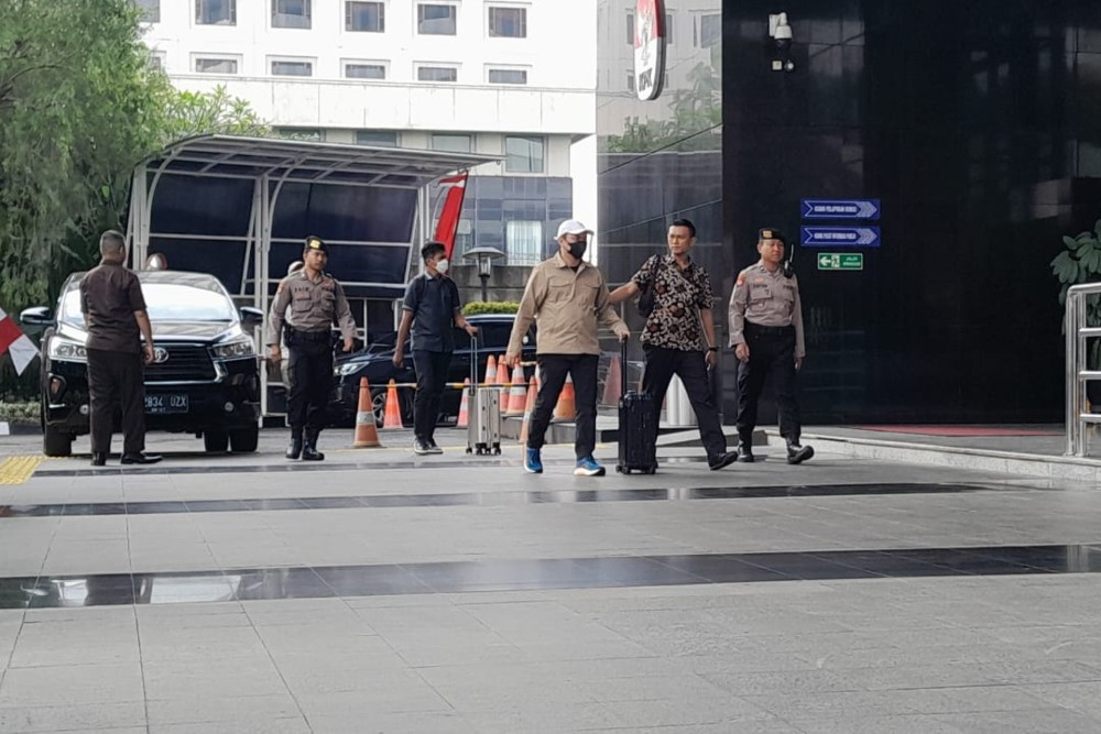 Bupati Kolaka Timur, Abdul Azis (Kemeja Cokelat) Tiba di Gedung Merah Putih KPK, Jumat (8/8/2025)/Bisnis-Muhammad Sulthon