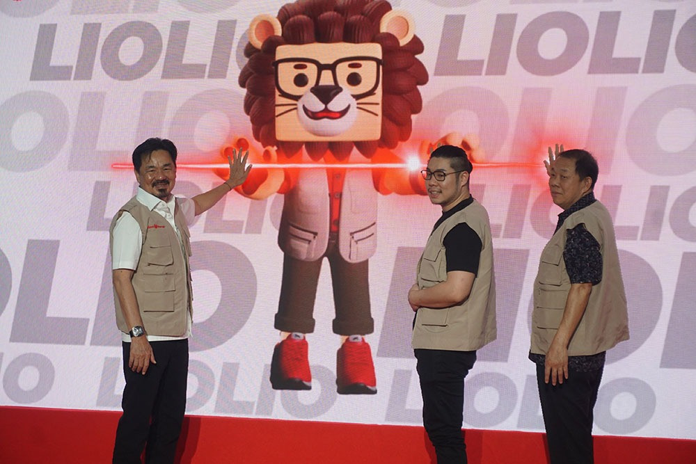 Pendiri Lion Group Rusdi Kirana (dari kiri), CEO Lion Parcel Farian Kirana, dan  Pendiri Lion Group Kusnan Kirana, dalam peresmian Lion Hub Halim, Jumat (8/8/2025). /Bisnis-Yayus Yuswoprihanto.